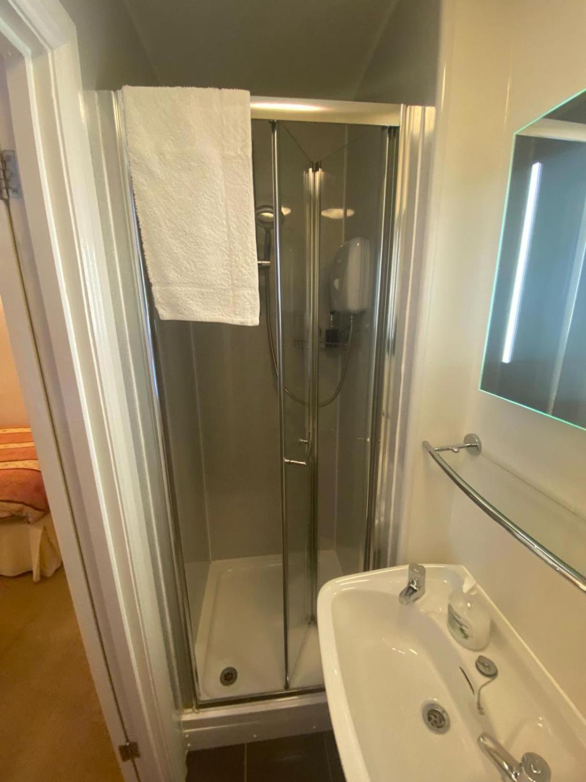 Landguard Lodge Guest House Shipley  Bilik gambar