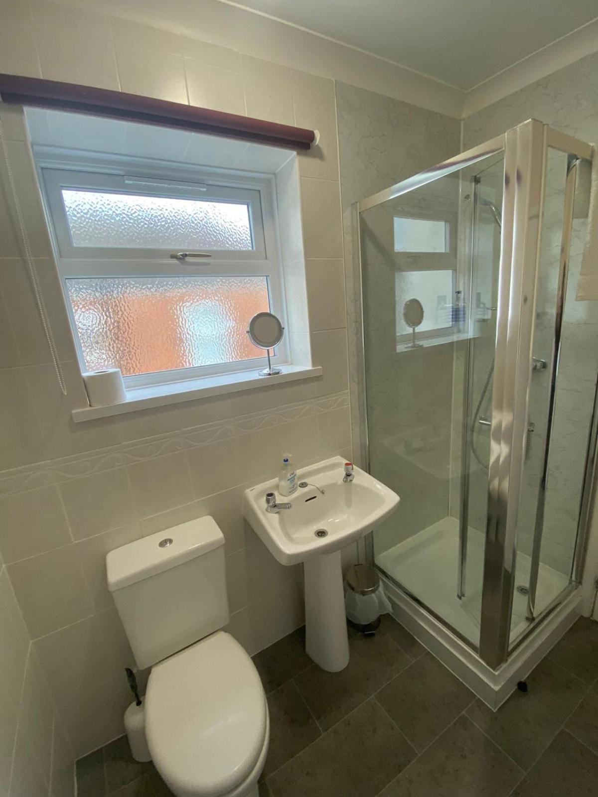 Landguard Lodge Guest House Shipley  Bilik gambar